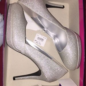 Bought cheap for prom but doesn’t match dress